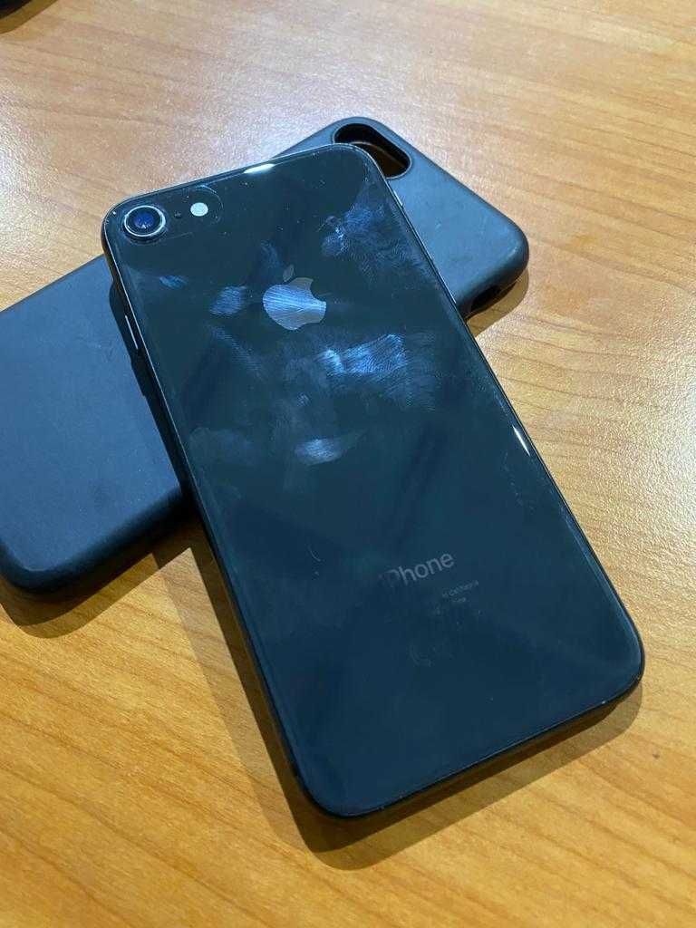 Vând iPhone 8 64GB