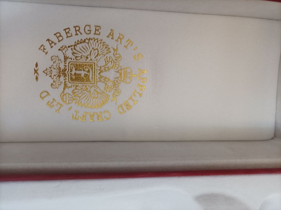 Кутия от руска водка и кутии от уиски