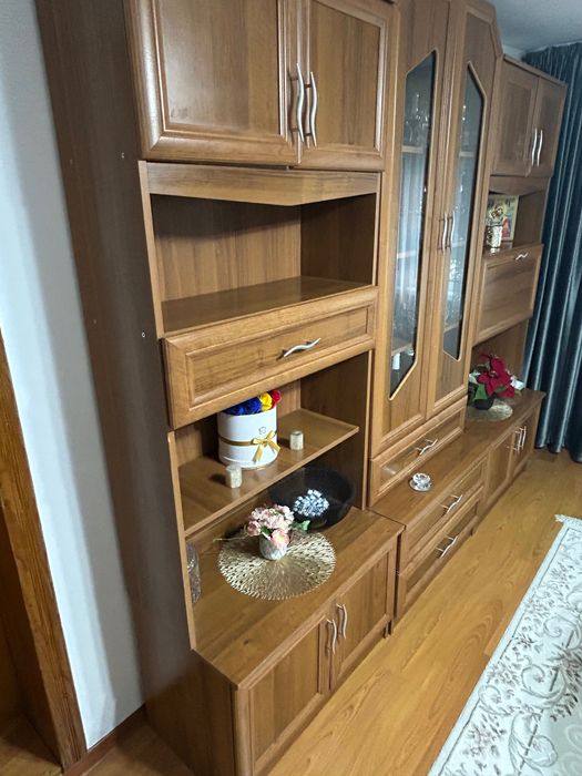 Mobilier living din lemn – vitrină elegantă