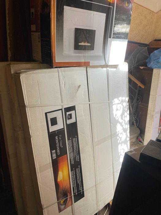 Semineu pe gaz cu surround  Fun Fires - Montevideo cu panou de sticla