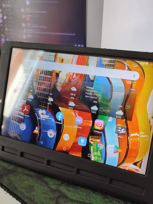 Таблет Lenovo Yoga Tab 3 много запазен, подарък калъф и screen protect