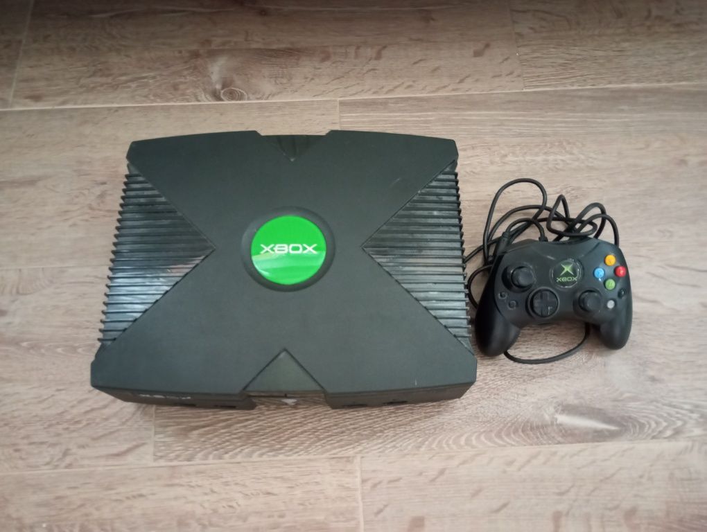 Xbox classic cu controllere și jocuri