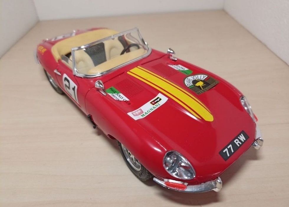 Jaguar 
Scara 1:18
Bburago 

Fotografiile fac parte din descriere...