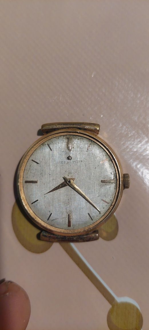 Продавам стар часовник Зенит