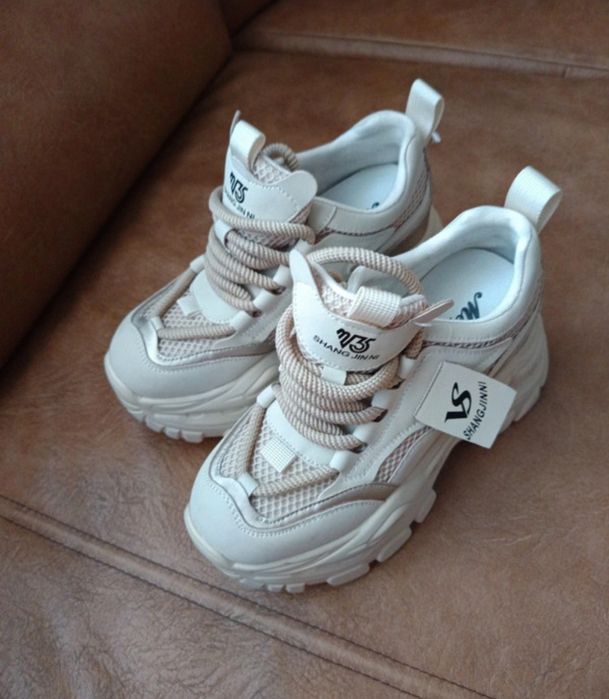 Vand adidasi ,noi ,marimea 35 ,dau au in interior 23 cm