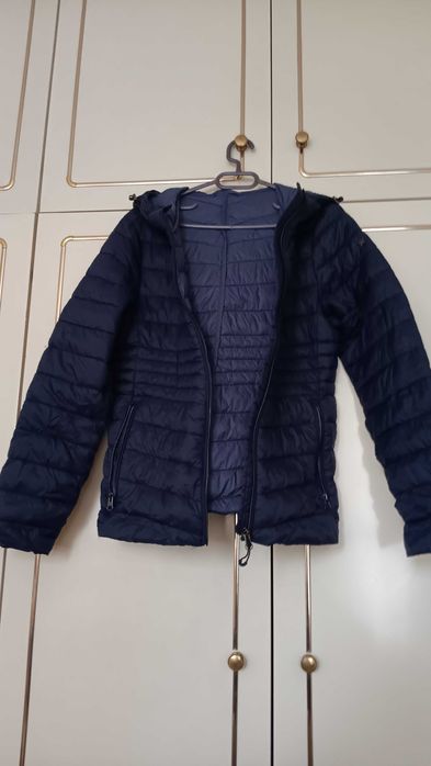 Продавам дамско пролетно шушлеково яке с качулка