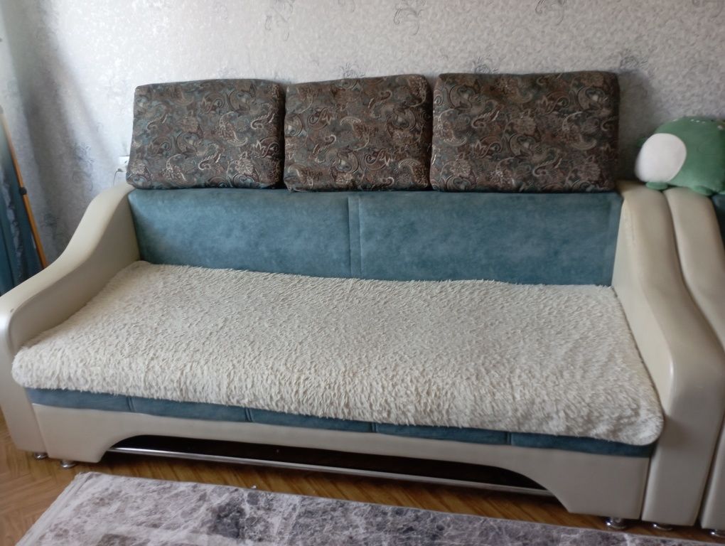 Продам срочно диван  с креслом