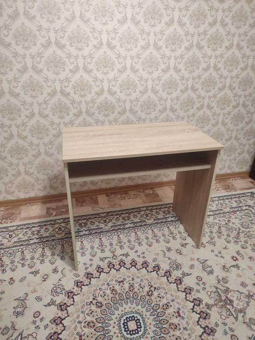 Продам офисный, письменный стол.