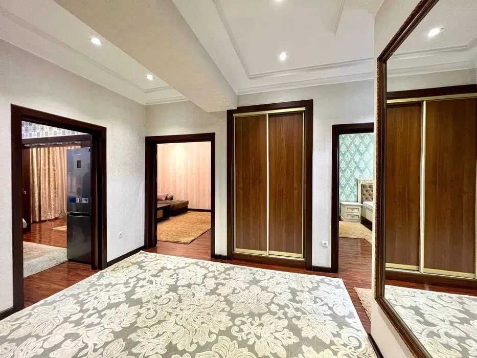 Продаётся 3-комнатная квартира-студия в кирпичном доме площадь—102м²;