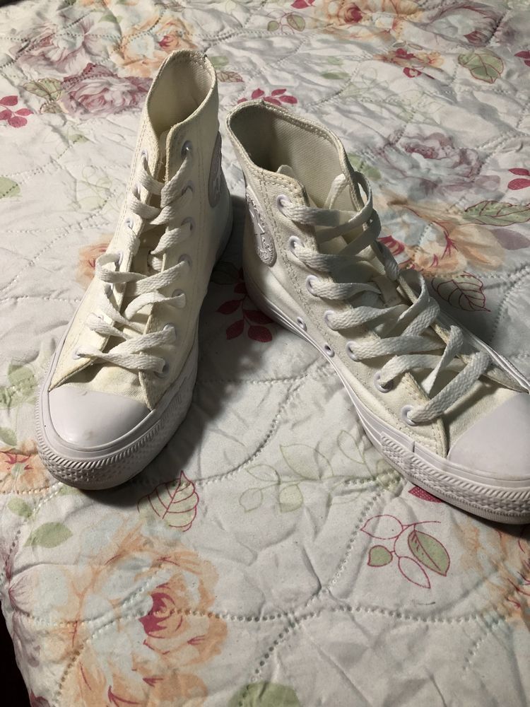 Converse chuck taylor all star white.