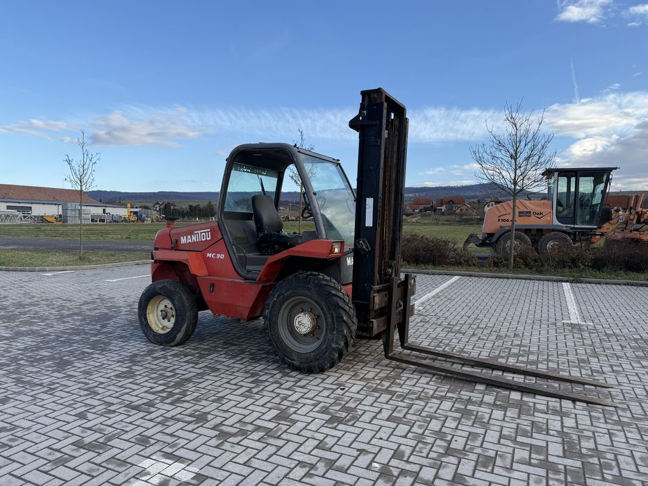 De vanzare sau da inchiriat stivuitor pentru teren accidentat