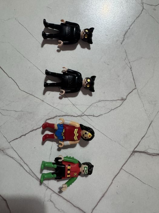 Продам или обменяю фигурки Kinder DC