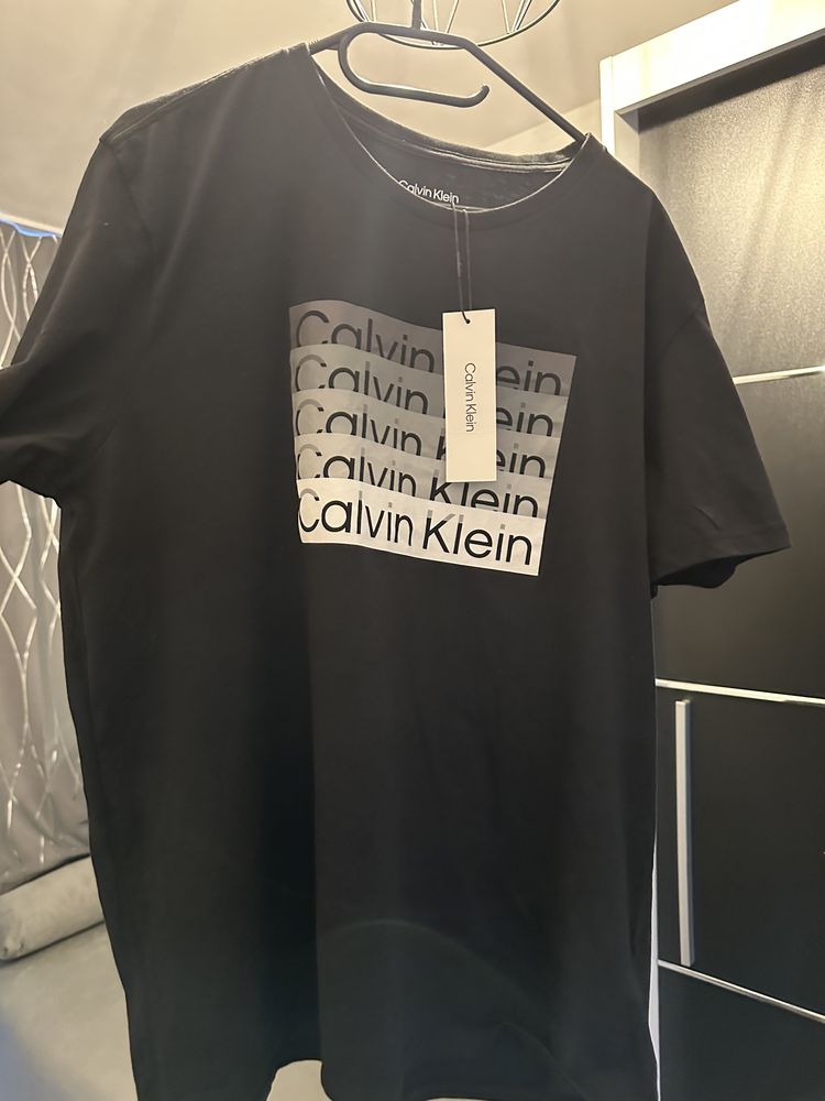 Vand tricou Calvin Klein , nou cu eticheta, marime L , adus din USA