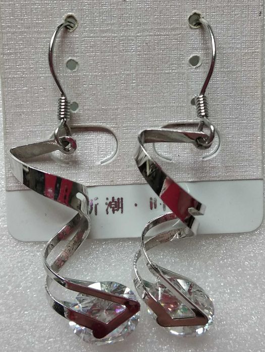 Новые сережки оригинальной формы, длина 5 см
25 000 сум