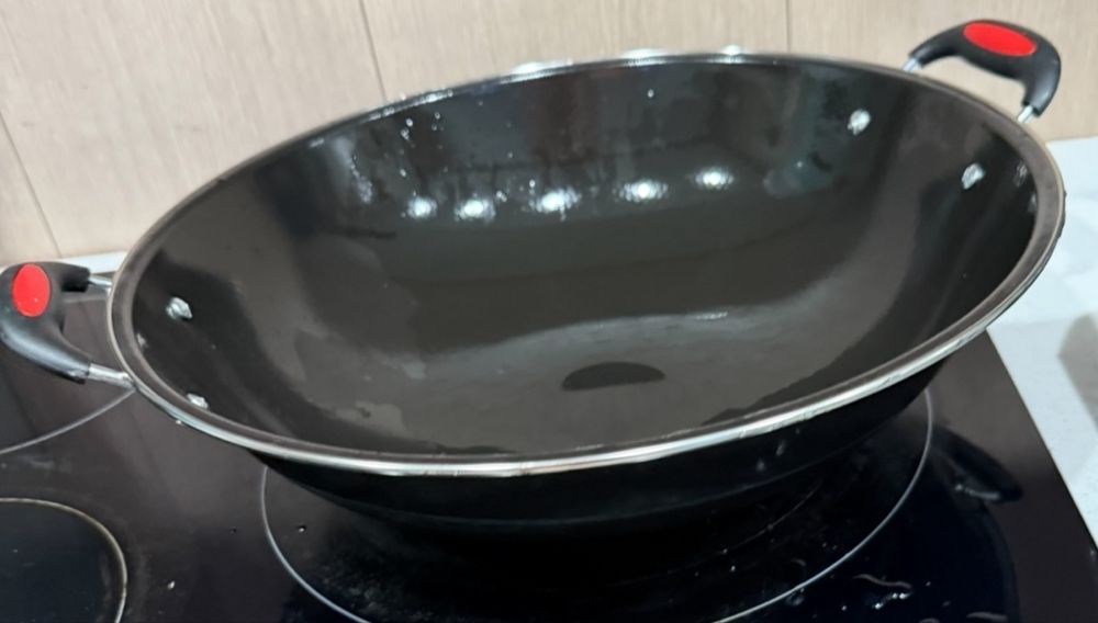 Сковорода и коррбка разной посуды бесплатно