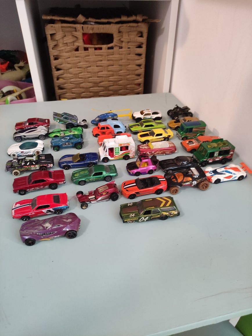 32 masinute Hot Wheels