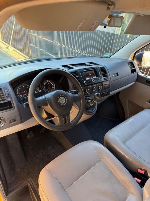 Vând Volkswagen t5 anul 2011 motor 2000 TDI 8+1