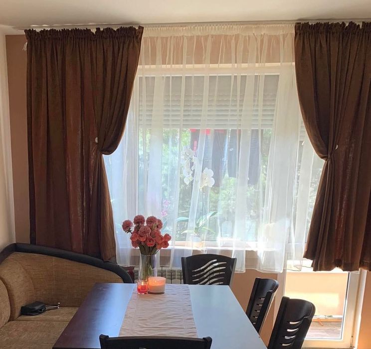 Тъмни тежки завеси