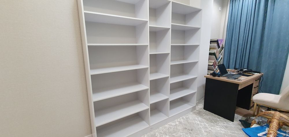 Kitoblar va buyumlar uchun maxsus javon