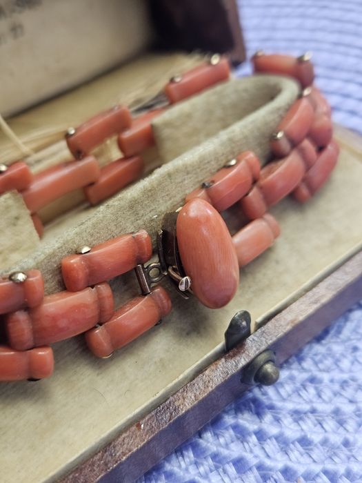 Гривна от  Momo корал 18k злато, 1920г.
