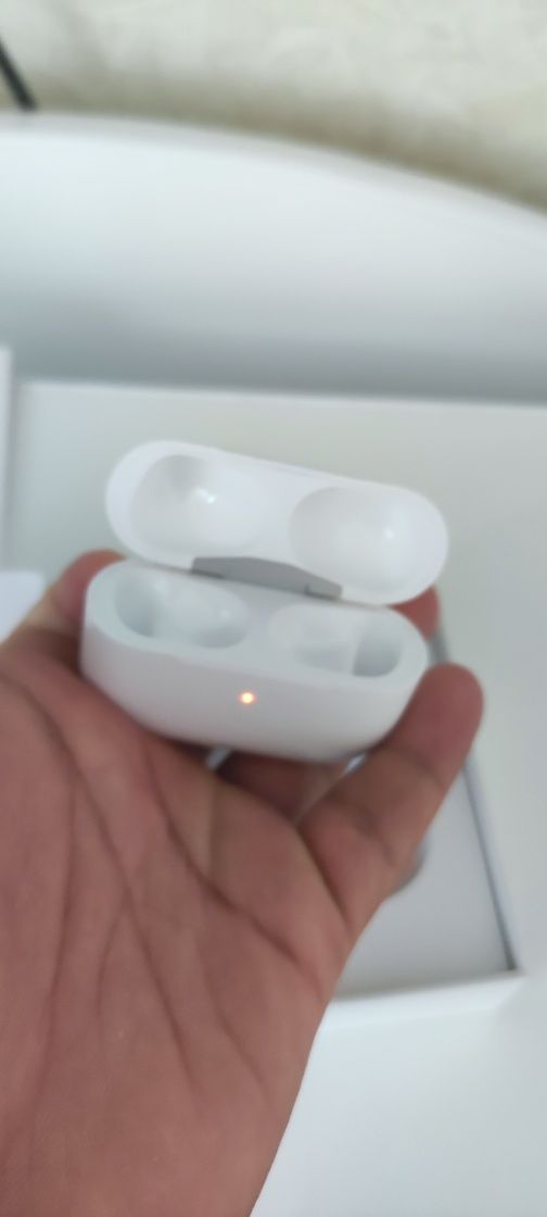 Продам оригинал кейс от airpods pro