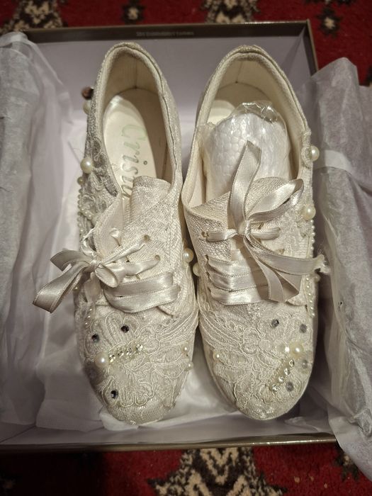 Vând pantofi de mireasa,noi...i am folosit o data