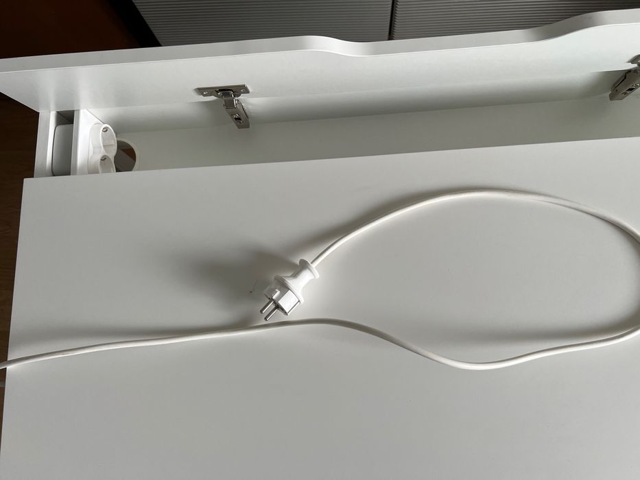 Birou Ikea alb, cu prelungitor si 2 prize Schuko Legrand