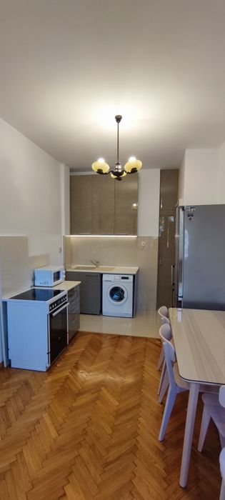 Отдава под наем двустаен апартамент в центъра на София