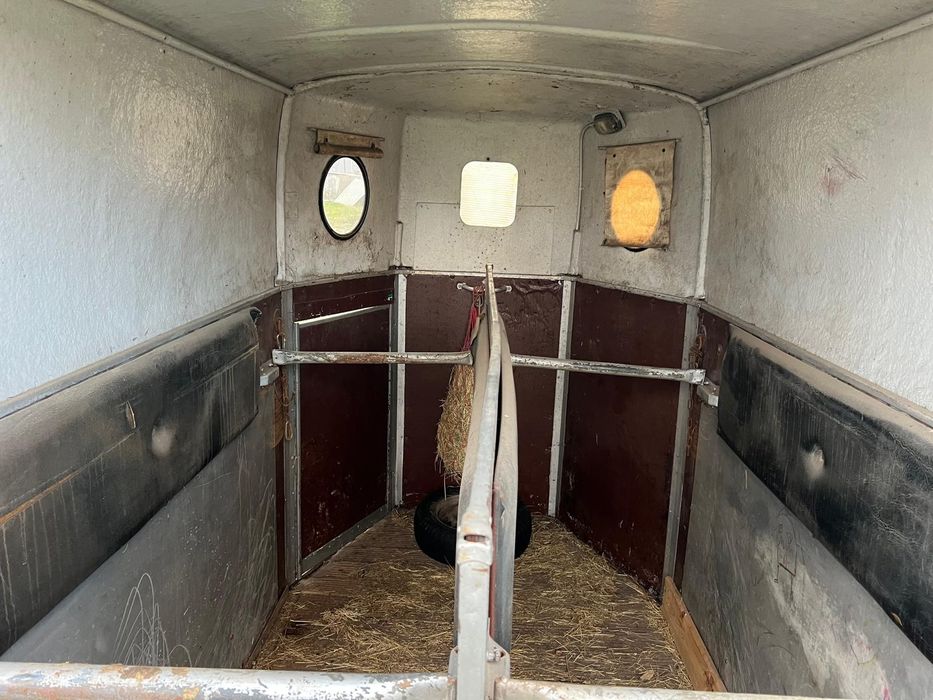 Remorca de cai/remorca transport animale vand