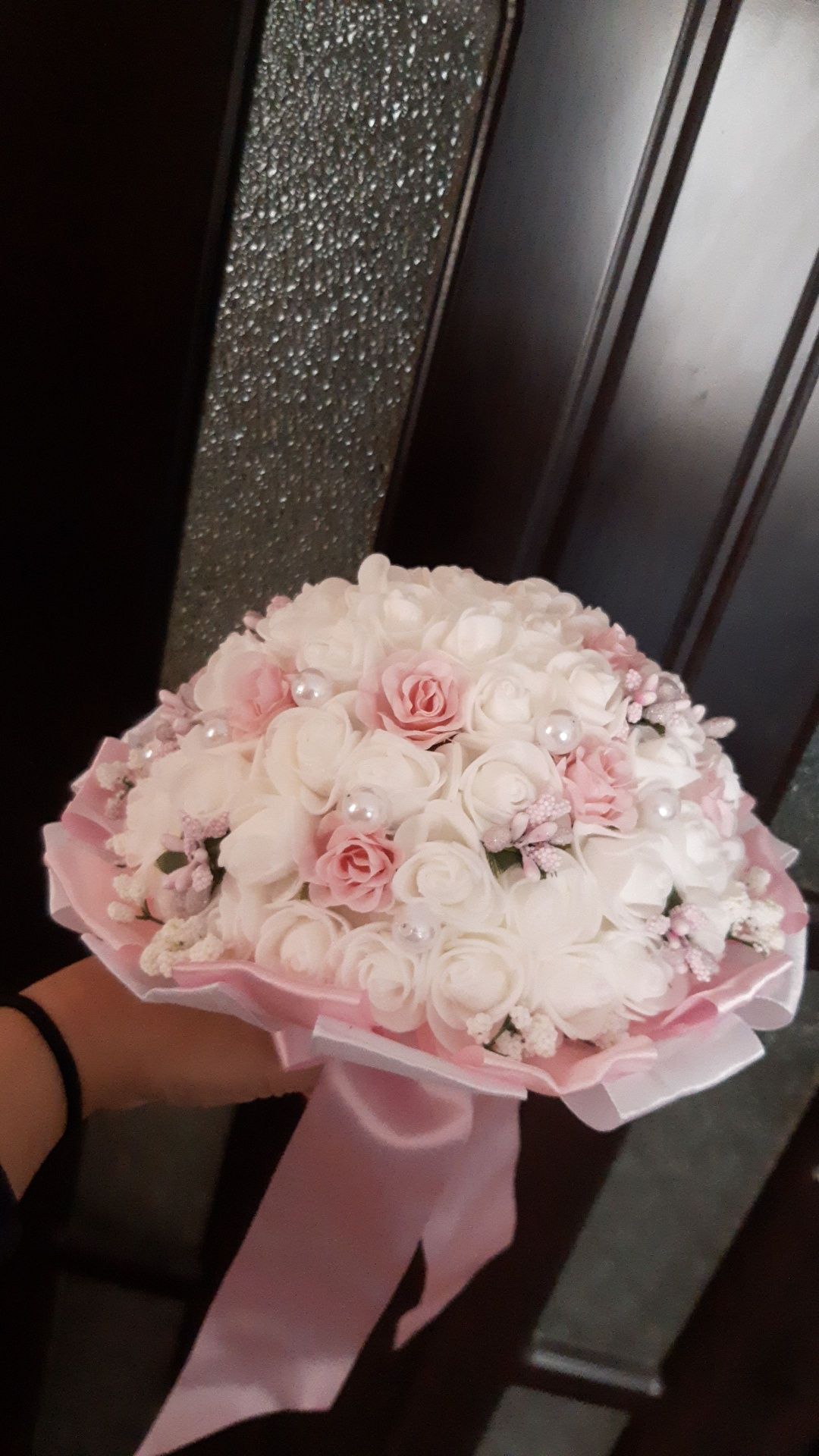 Buchet  cu flori de spumă alb-roz