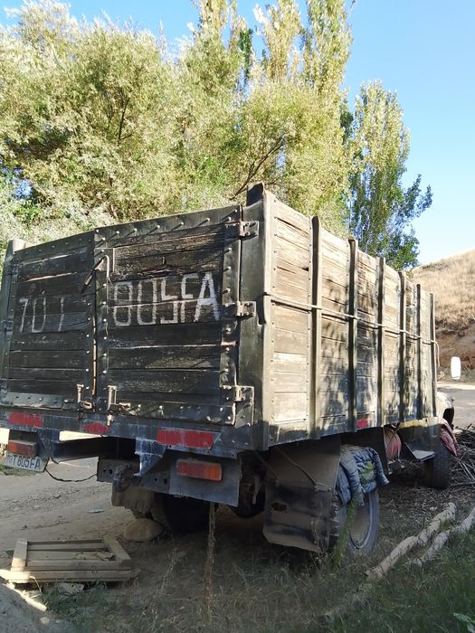 Zil 130 soti'adi balonla yuradi holati yahshi yurib tuhtagan