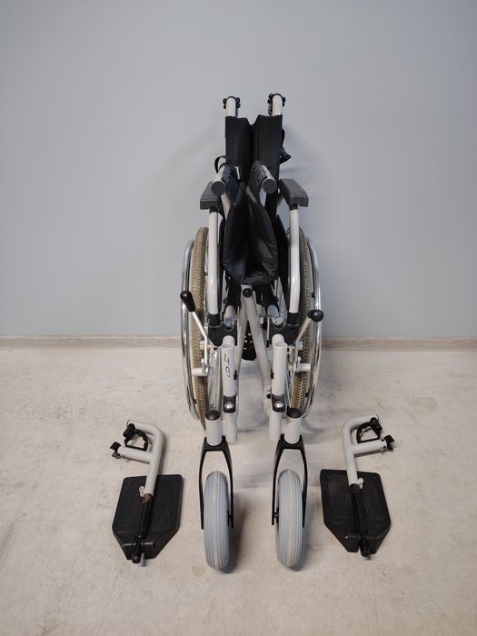 Carucior cu rotile/Fotoliu rulant  pentru persoane cu handicap.049