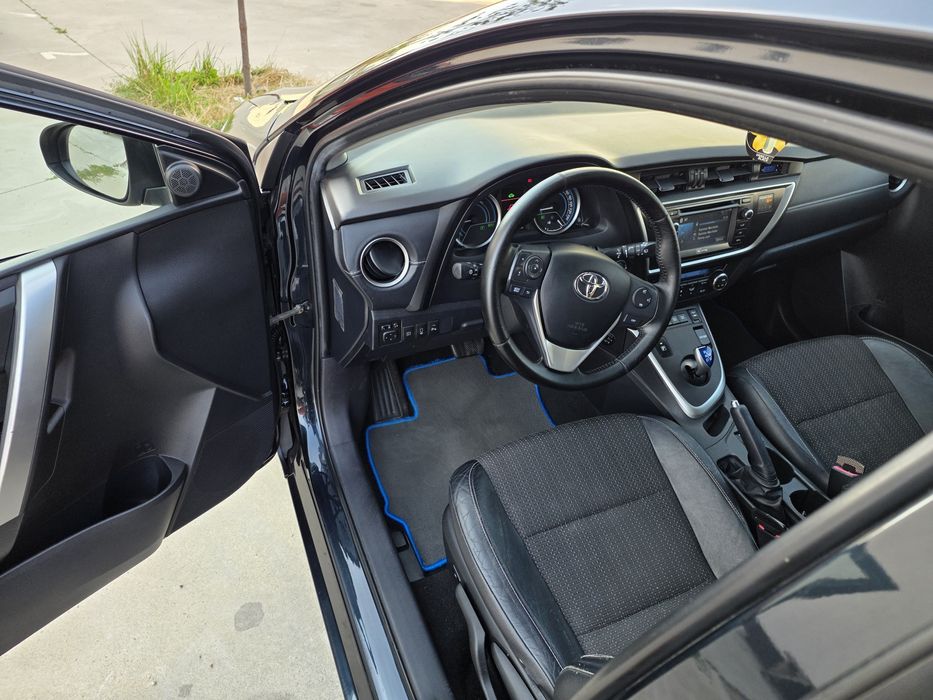 Toyota Auris hybrid sau schimb(doar cu lexus is300h)