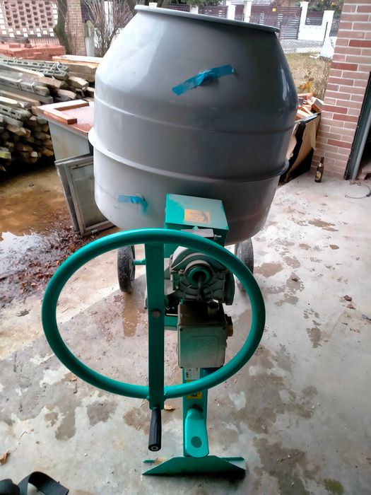 Vând betoniera imer 250s