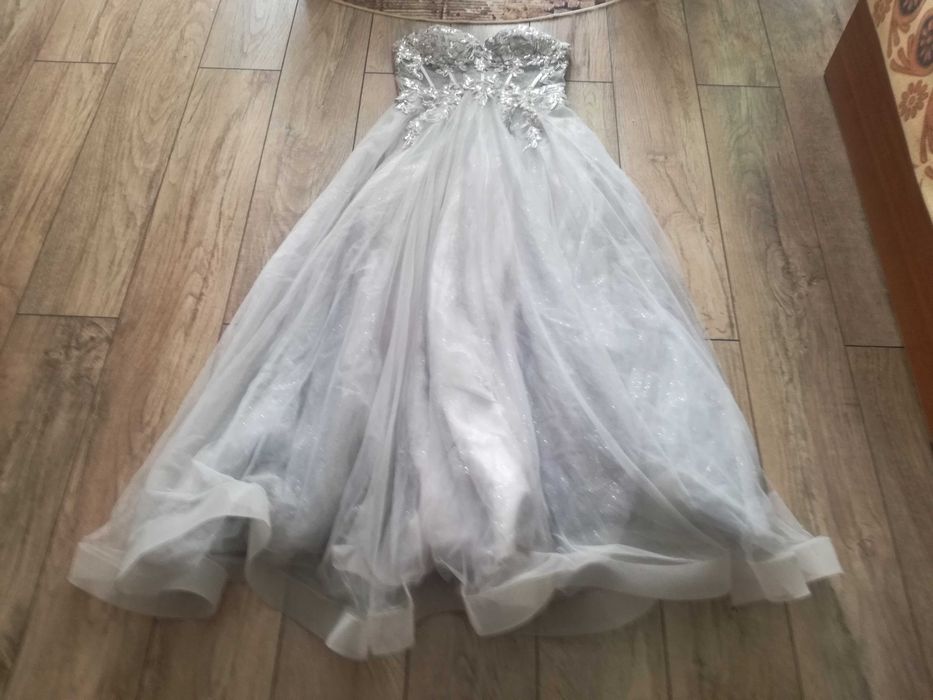 Продавам чисто нова-светло-сива рокля за Абитуриентски бал