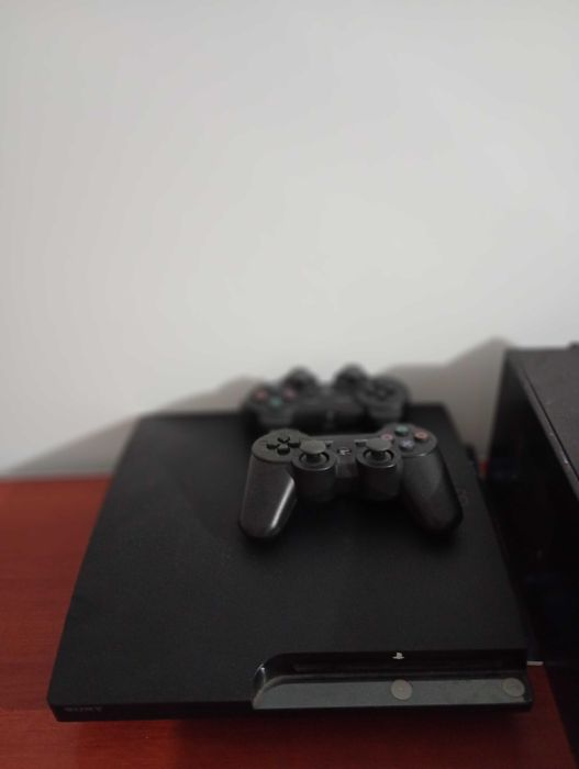 Vând PS 3 in stare foarte bună 2 controlere