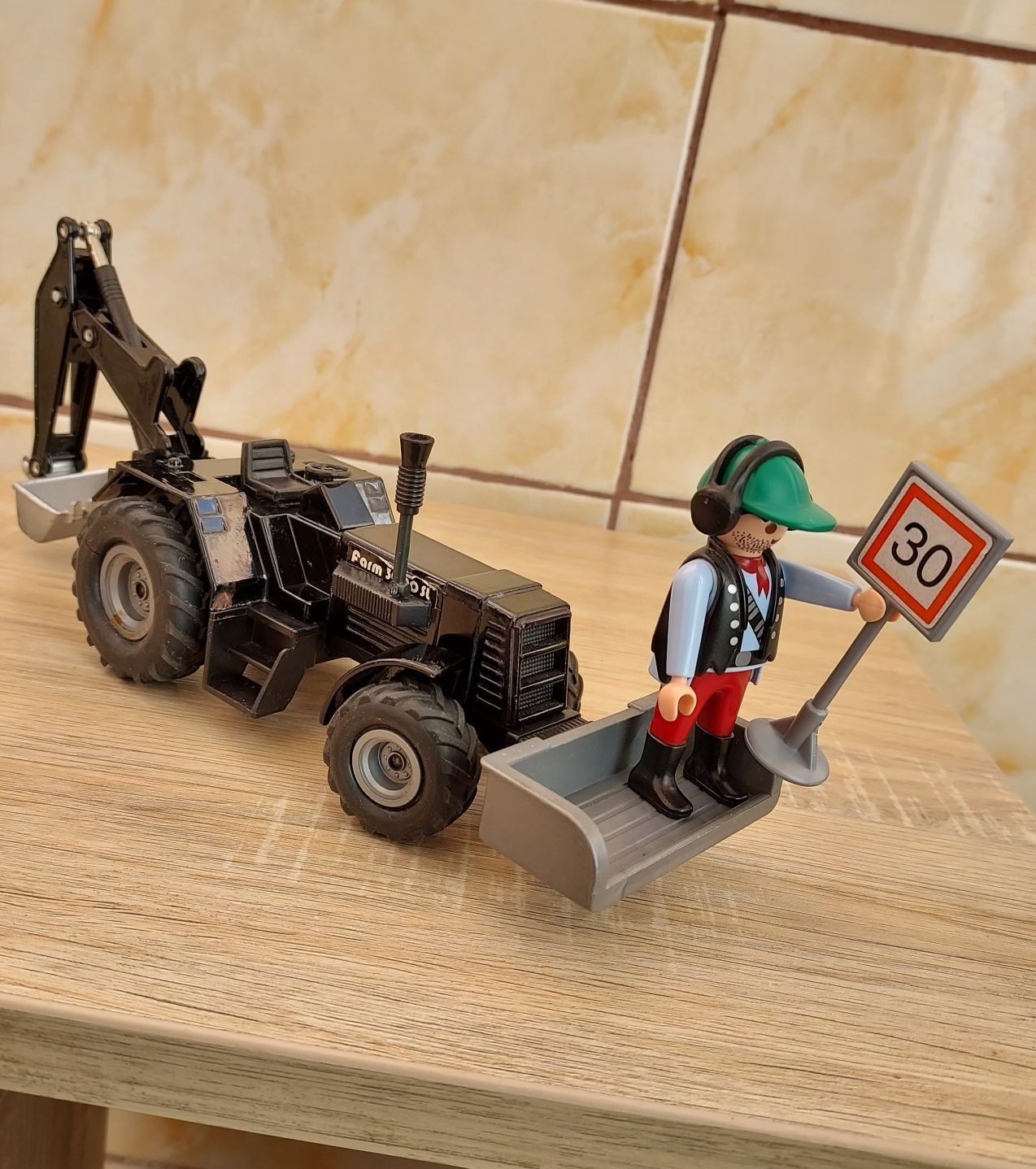 Macheta tractor metalic Welly,ca Siku 1/32+figurina Playmobil-jucarii