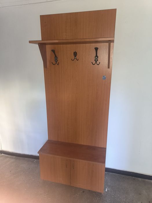 Cuier corp mobilier hol cu usi jos