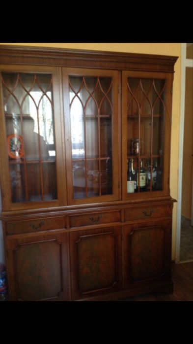 Античен бюфет с витрини