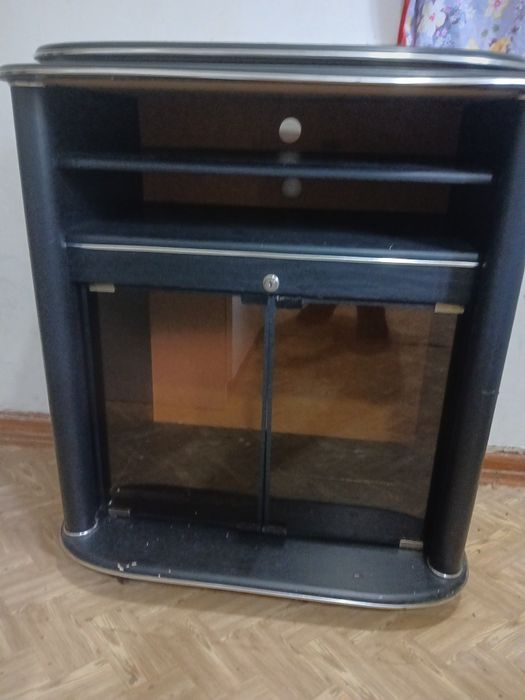 Продаётся Тумба на колёсиках  под телевизор