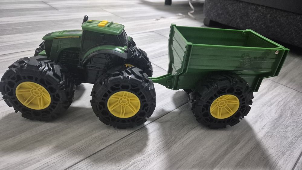Vand tractor john deere cu remorca