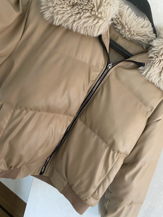 Дамско зимно бежово яке с кожена яка