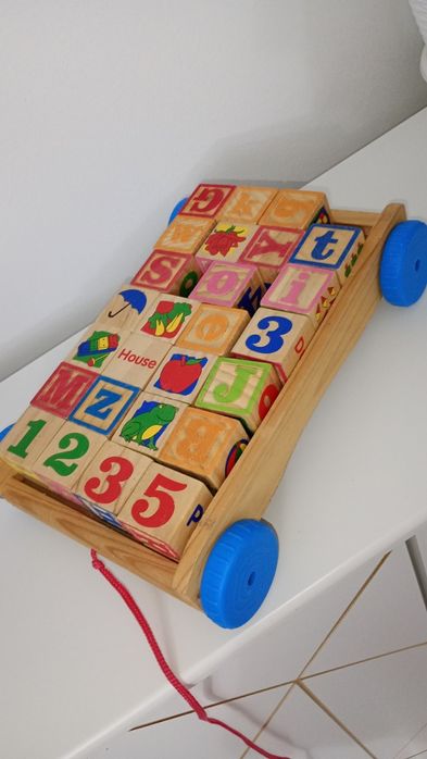Cărucior cuburi din lemn alfabet 40 cm