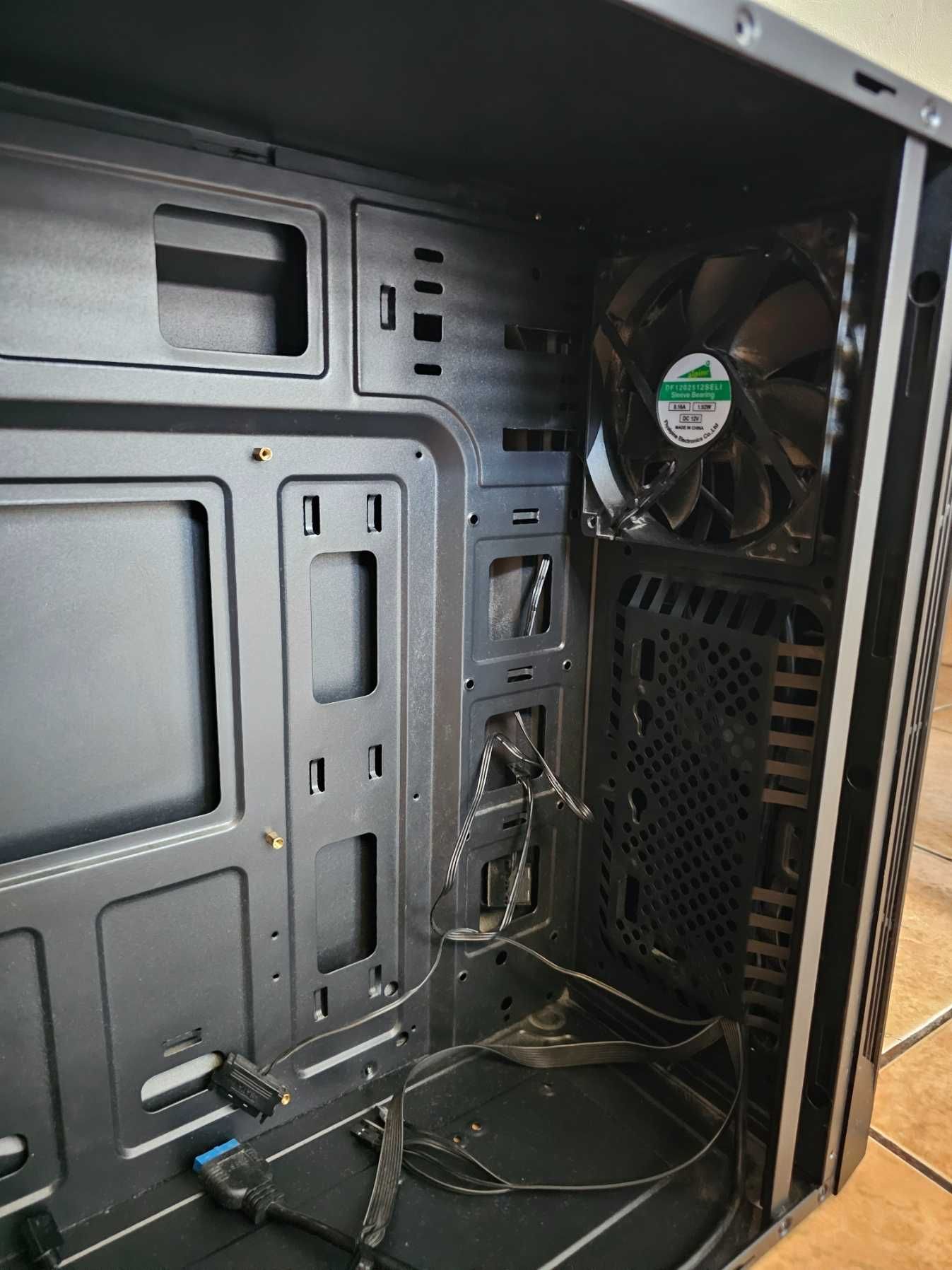 Vand carcasa PC gaming RGB MidTower Aerocool
