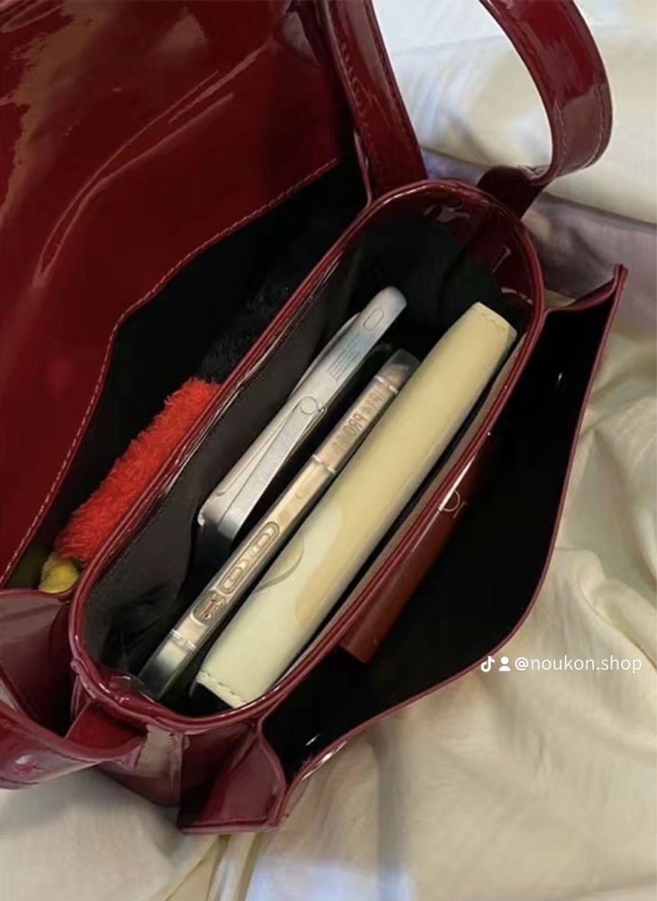 Трендовая красная лакированная сумочка