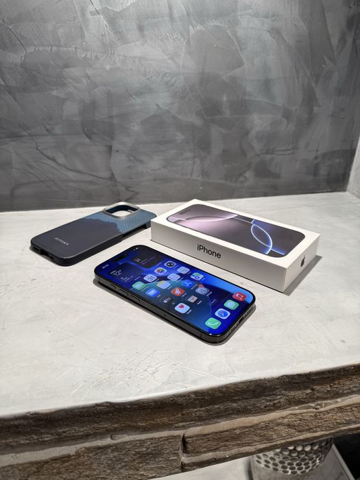 КАТО ЧИСТО НОВ Iphone 16 Pro Black + подарък Pitaka case