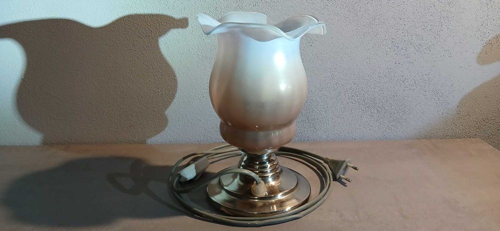 Veioză cu suport metalic și abajur din sticlă – design elegant