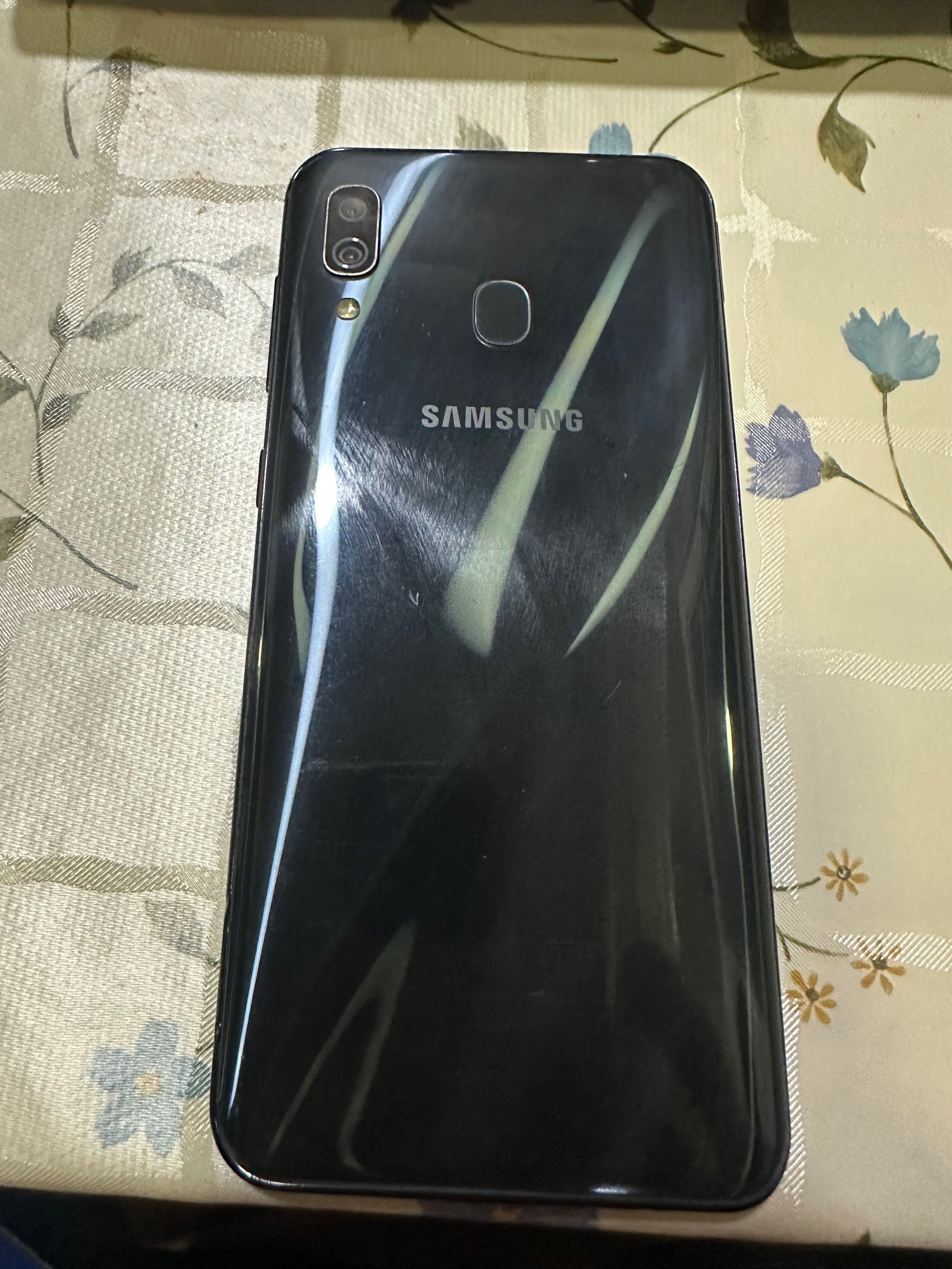 Продаю Samsung A30 с коробкой