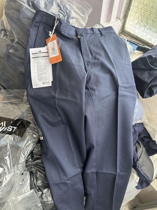 Pantaloni, bluze si geci  noi de munca