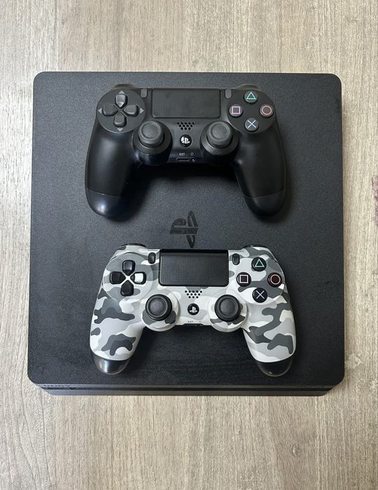 Play Station 4 + 2 джойстика